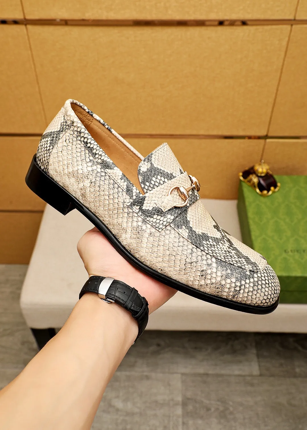 Men's shoes 💰460 💐 Product trademark: GUCCI "Gucci" casual leather shoes Regular size: 38-44 (45.46.47🉑️customized) Product materials: Selected imported first-layer calfskin upper + classic hardware buckle, imported cowhide leather lining. Strong three-dimensional visual effect, combined outsole Color: 1⃣️color optional